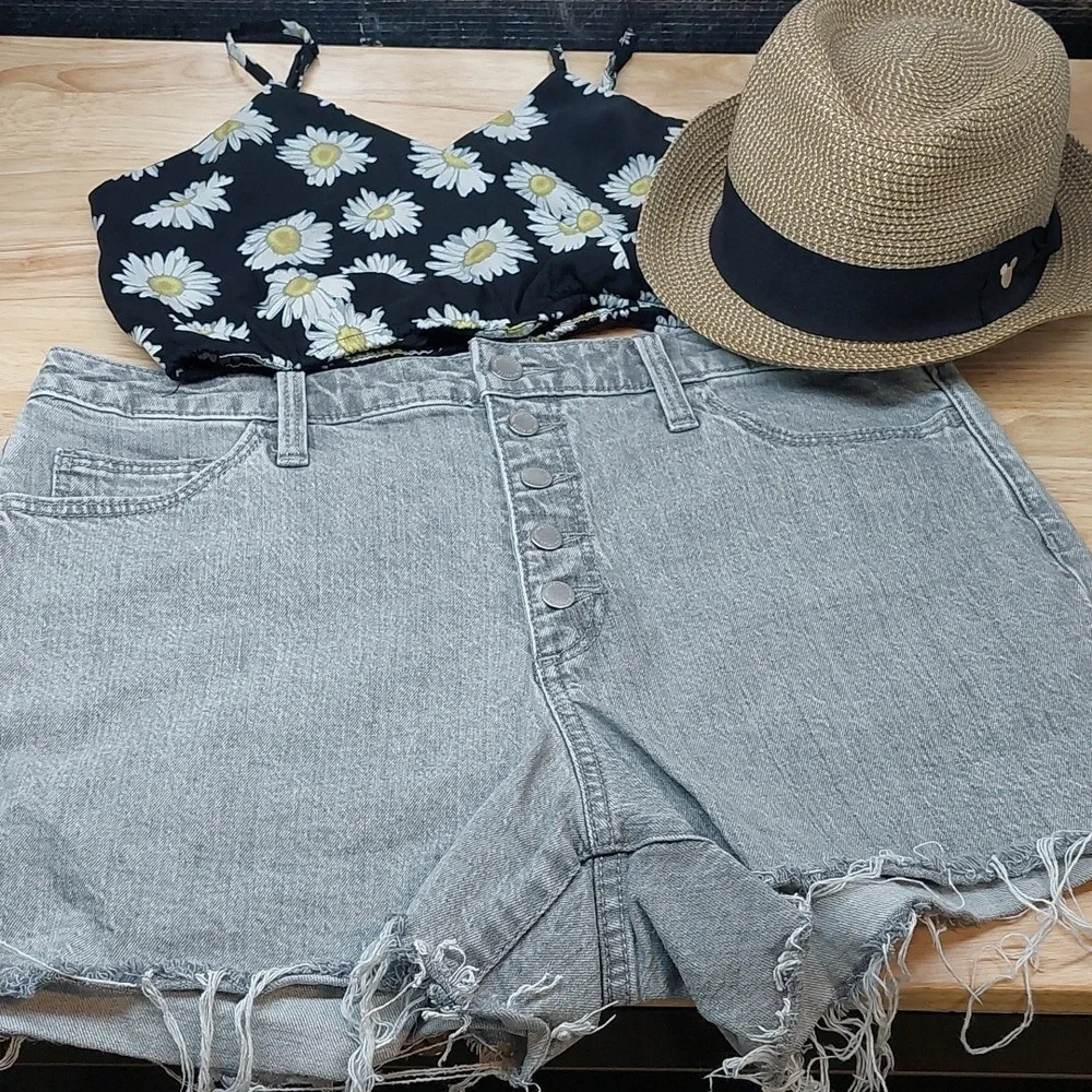 NWOT Vintage wash Gray denim High Rise Shorts 12/31 Raw hems